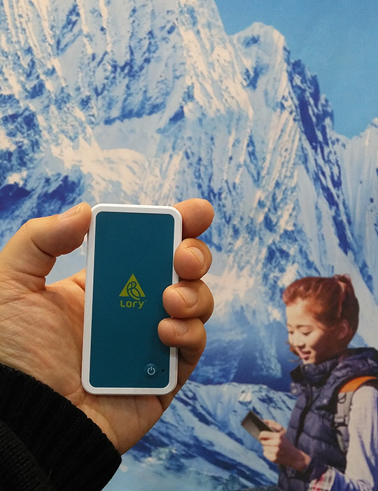 재해나 조난으로 인한 통신두절 상황이나 통신 기지국이 없는 오지에서도 문자 통신이 가능한 애플리케이션 '히말라야톡'(히톡)이 화제가 되고 있다. 히톡에 채택된 핵심기술 '로리'(Lory)는 저전력 중장거리 무선통신 기술(LoRa) 기반 모뎀으로 휴대용 이동통신 기지국이라고 할 수 있다.   시스템베이스 제공